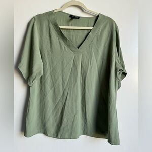 Eileen Fisher Women Medium Green 100% Silk Blouse V Neckline